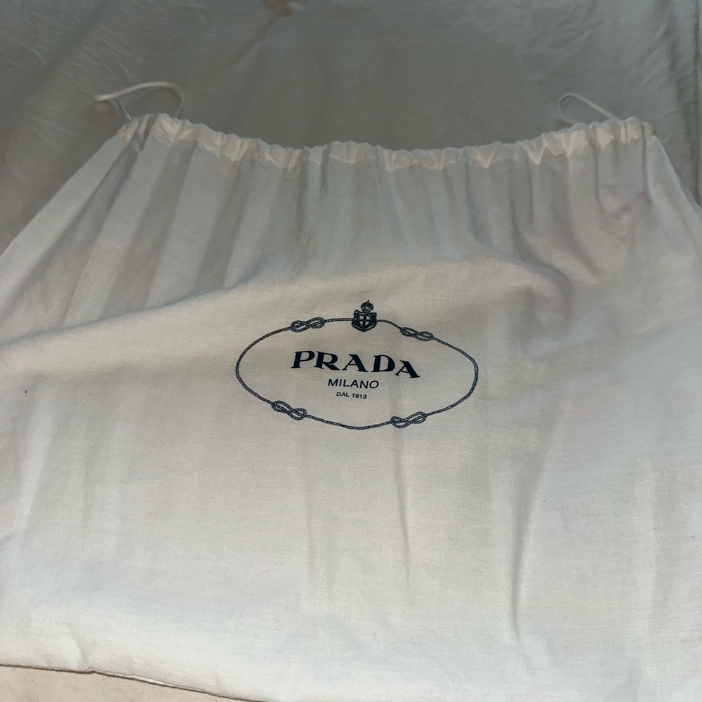 Prada White Re-Nylon Bucket Hat with Logo Tag - Picture 4 of 4